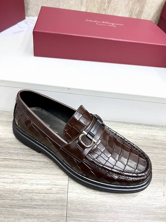 工厂价： 品牌：Ferragamo 菲拉格慕 等级：官网同款 高品质皮鞋 材料：定制牛皮牛皮内里 原版防滑耐磨橡胶大底 可定制真皮大底 款式类别：男士时尚正装商